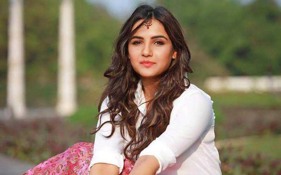 Jasmin Bhasin Wiki, Biography, Age, Movies, Family, Images